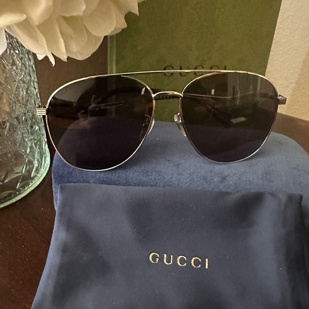 Brand new Gucci sunnies 🕶️ Aviator glasses in black.